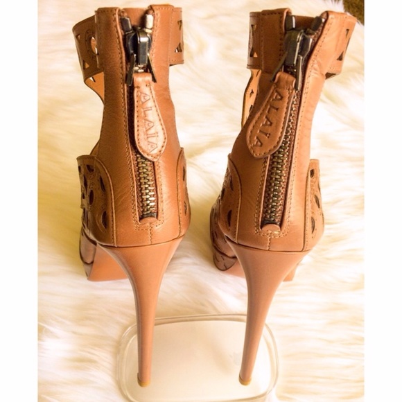 ALAIA STTUDED PLATFORM HEELS SANDALS NWOT - Picture 4 of 7